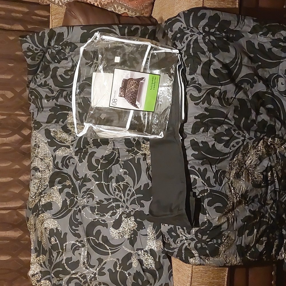 Full/Queen Comforter 1 Pillow Case Missing